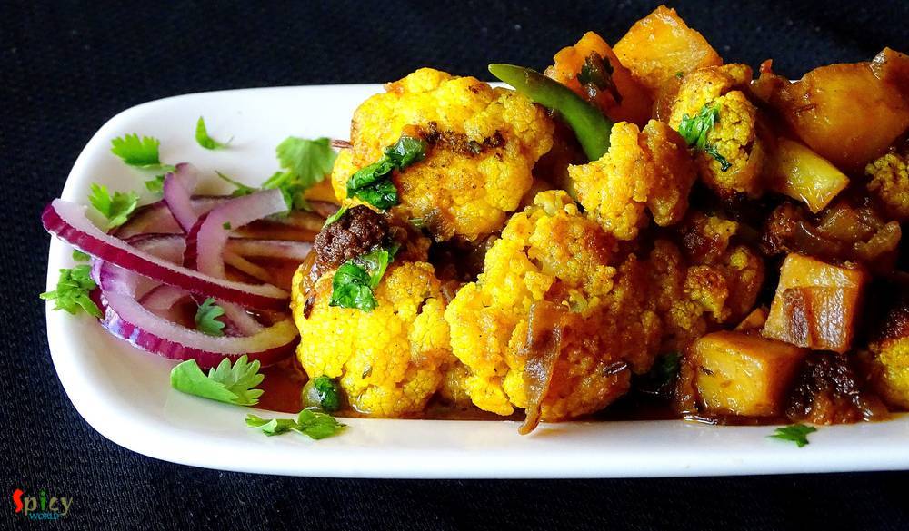Aloo Gobi (dhaba style) / Potato and Cauliflower curry / Aloo Fulkopir torkari