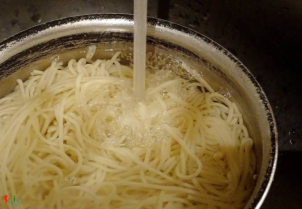 Cooking Step: Chicken Hakka Noodles Cooking Step: Chicken Hakka Noodles