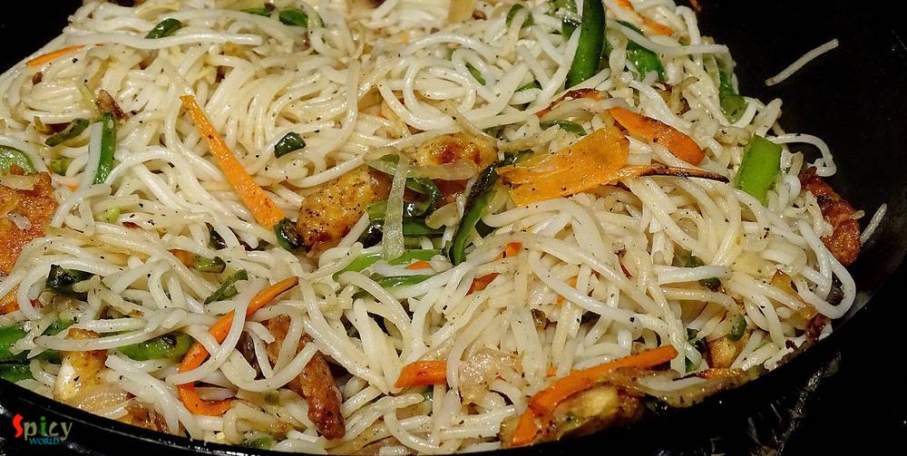 Cooking Step: Chicken Hakka Noodles Cooking Step: Chicken Hakka Noodles