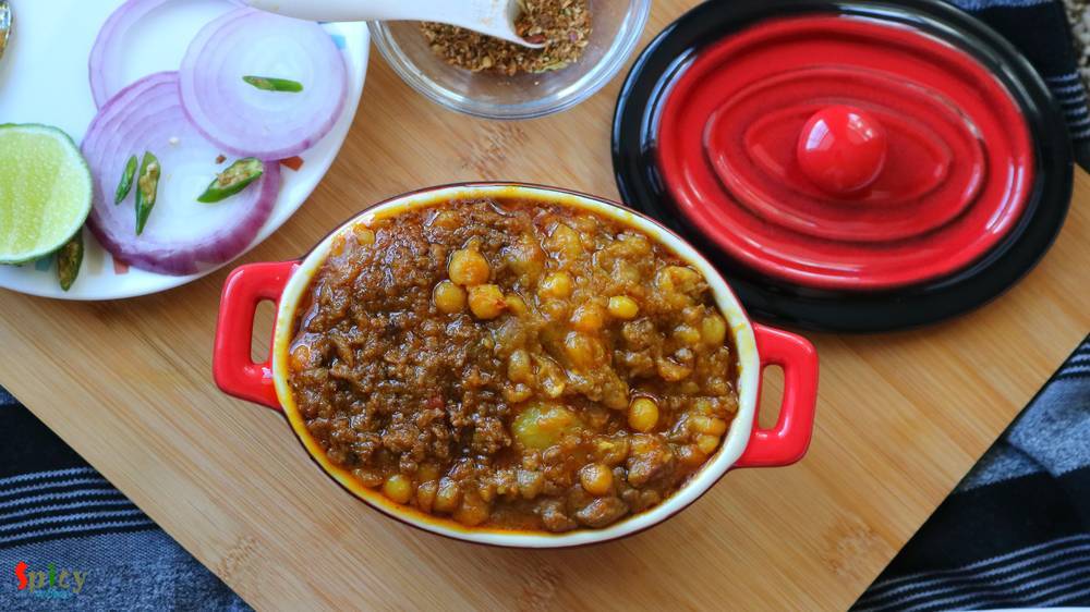 Mangsher Ghugni / Keema Ghugni / Yellow peas curry with minced Mutton