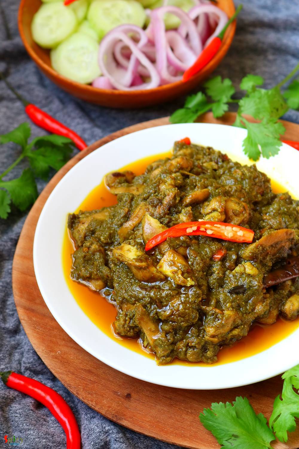Palak Chicken / Chicken cooked with Spinach puree - Spicy World Simple ...